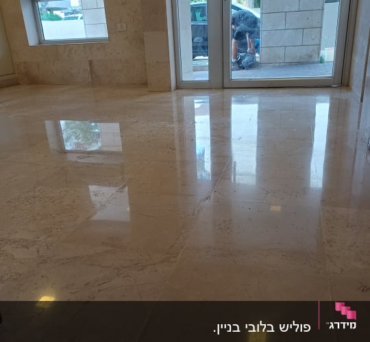 רצפה מבריקה עם השתקפות אור, דלת זכוכית